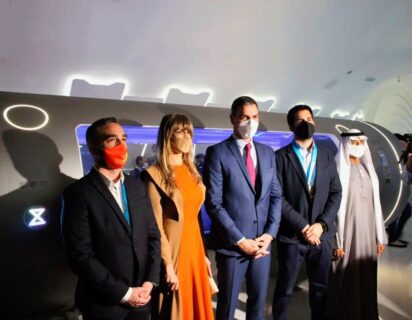 Presidencia española visitando hyperloop de Zeleros